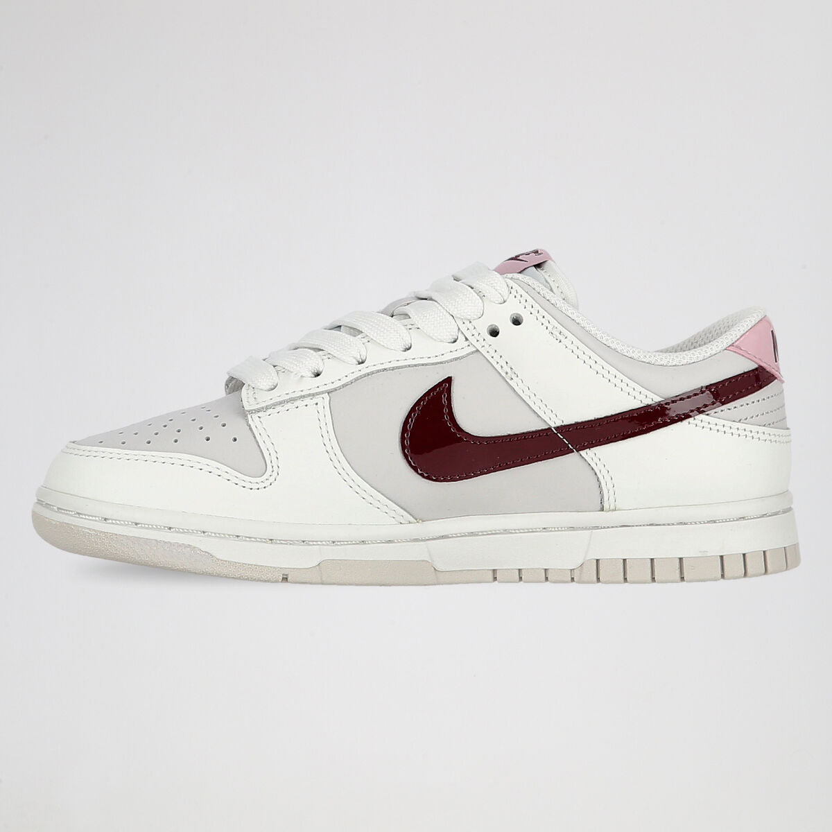 Tênis Nike Dunk Low Feminino - Branco / Bordô - Foto 2